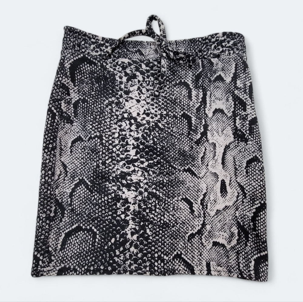 NEW Pretty Little Thing Snakeprint skirt Size 6
